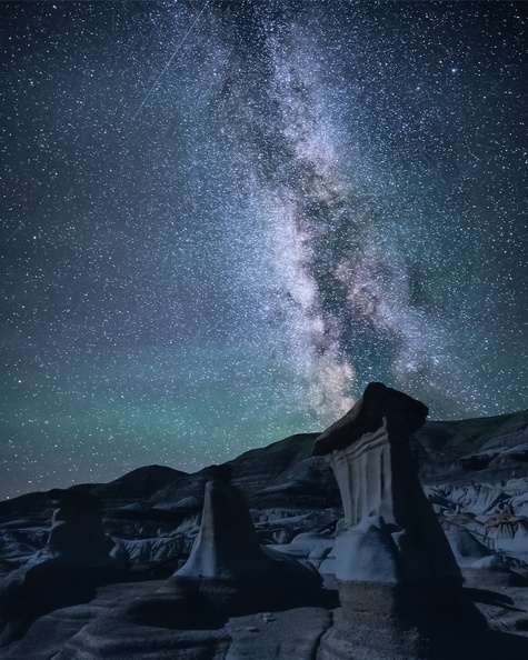 Hoodoos_with_milky_way.jpg